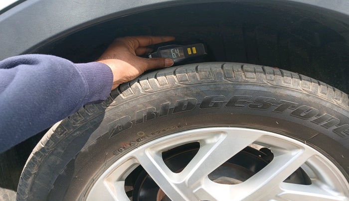 2022 Mahindra XUV300 W8 1.2 PETROL, Petrol, Manual, 35,359 km, tyre