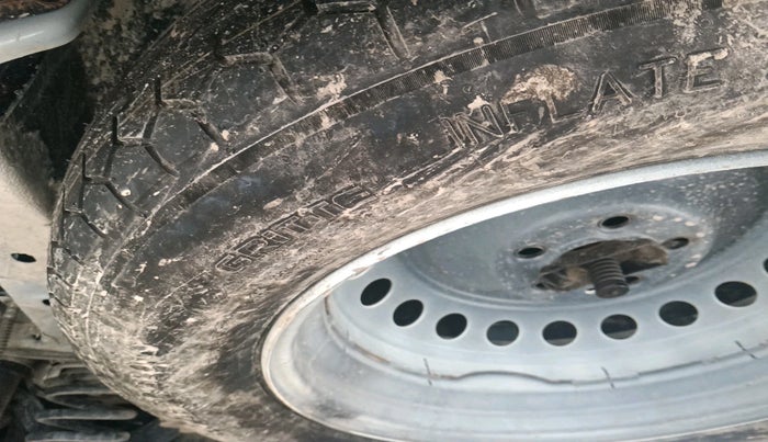 2023 Mahindra XUV700 MX P MT 5 STR, Petrol, Manual, 26,426 km, tyre