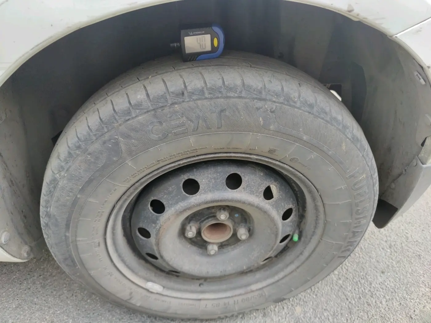 2015 Maruti Swift VXI, CNG, Manual, 1,22,576 km, tyre
