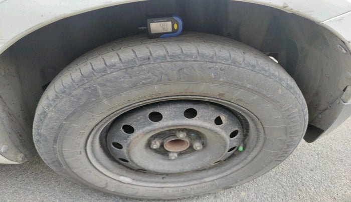 2015 Maruti Swift VXI, CNG, Manual, 1,22,576 km, tyre