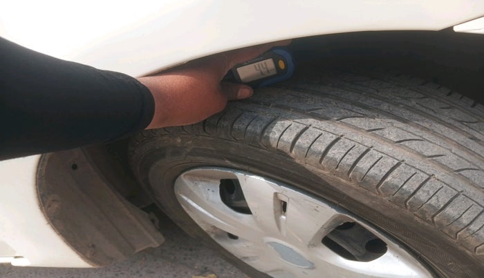 2011 Toyota Etios G, CNG, Manual, 1,82,431 km, tyre