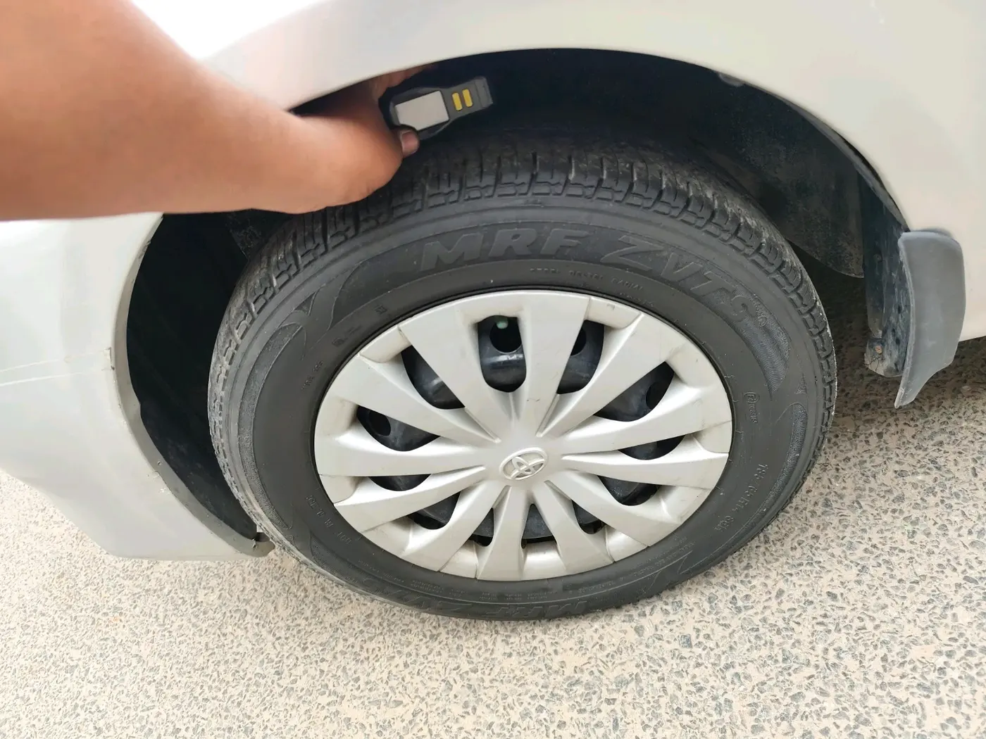 2011 Toyota Etios G, CNG, Manual, 1,17,064 km, tyre