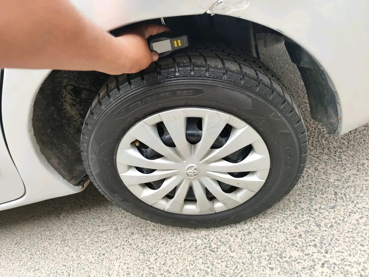 2011 Toyota Etios G, CNG, Manual, 1,17,064 km, tyre