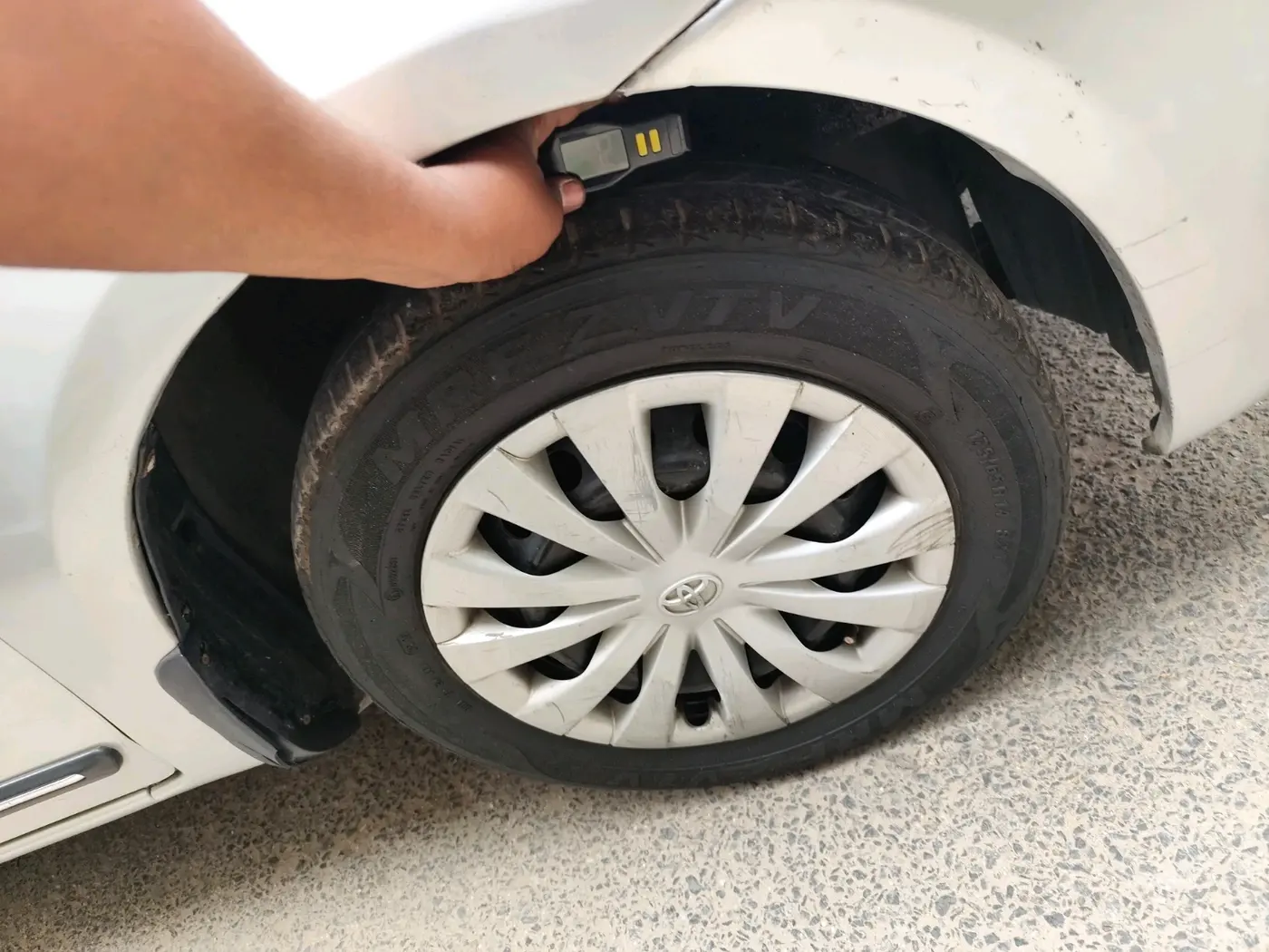 2011 Toyota Etios G, CNG, Manual, 1,17,064 km, tyre
