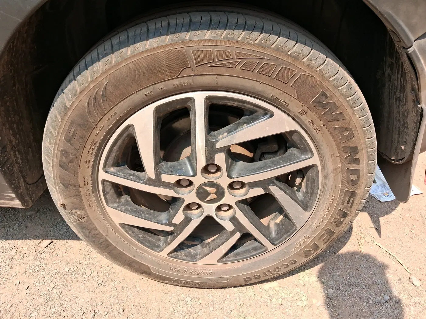 2023 Mahindra XUV300 W8(O) TURBO GDI, Petrol, Manual, 24,500 km, tyre