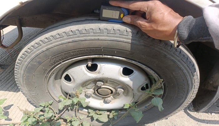 2013 Maruti Eeco 5 STR, Petrol, Manual, 2,71,496 km, tyre