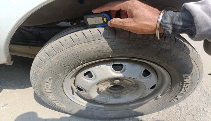 2013 Maruti Eeco 5 STR, Petrol, Manual, 2,71,496 km, tyre