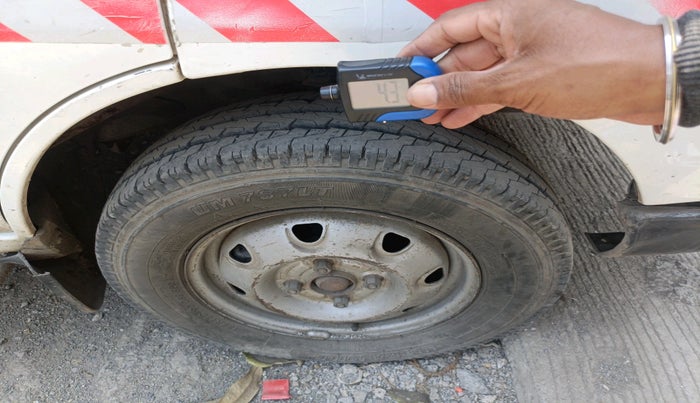 2013 Maruti Eeco 5 STR, Petrol, Manual, 2,71,496 km, tyre