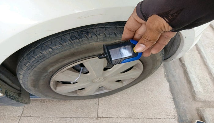 2011 Maruti Swift VDI, Diesel, Manual, 2,10,223 km, tyre