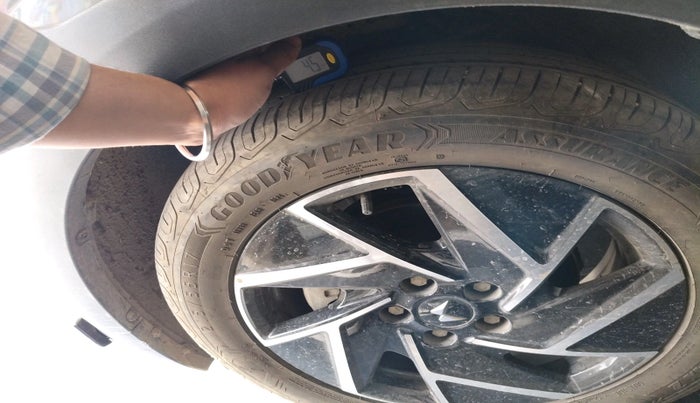 2024 Mahindra XUV 3XO AX7 1.2 TGDi AT, Petrol, Automatic, 11,593 km, tyre