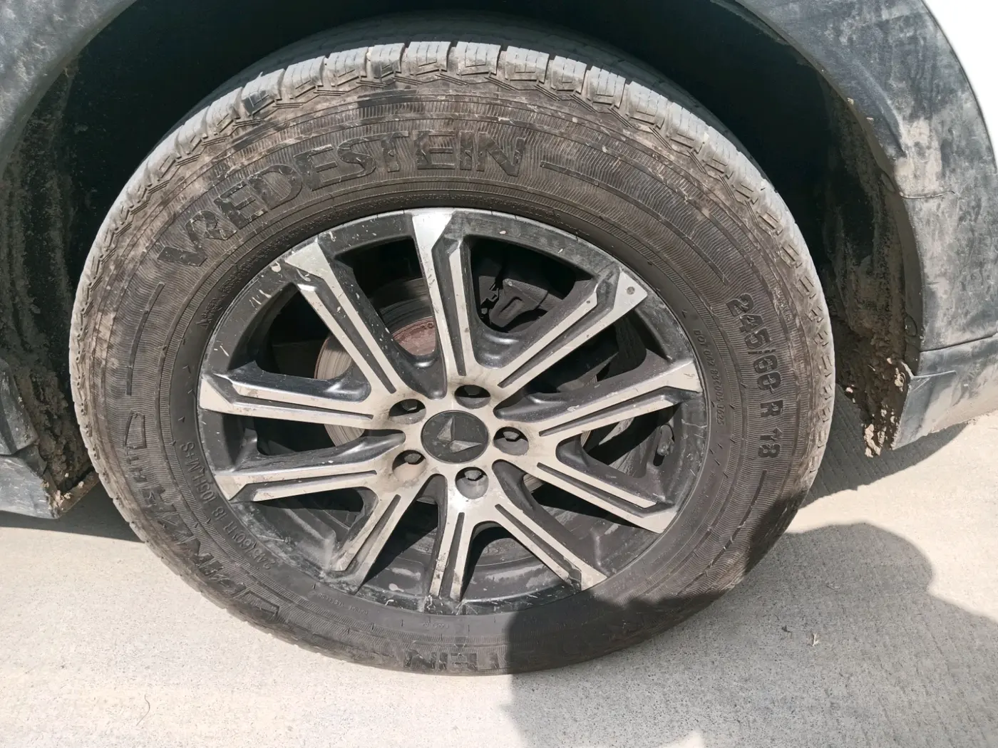 2022 Mahindra XUV700 AX 7 LUXURY D AT 7 STR, Diesel, Automatic, 1,34,500 km, tyre