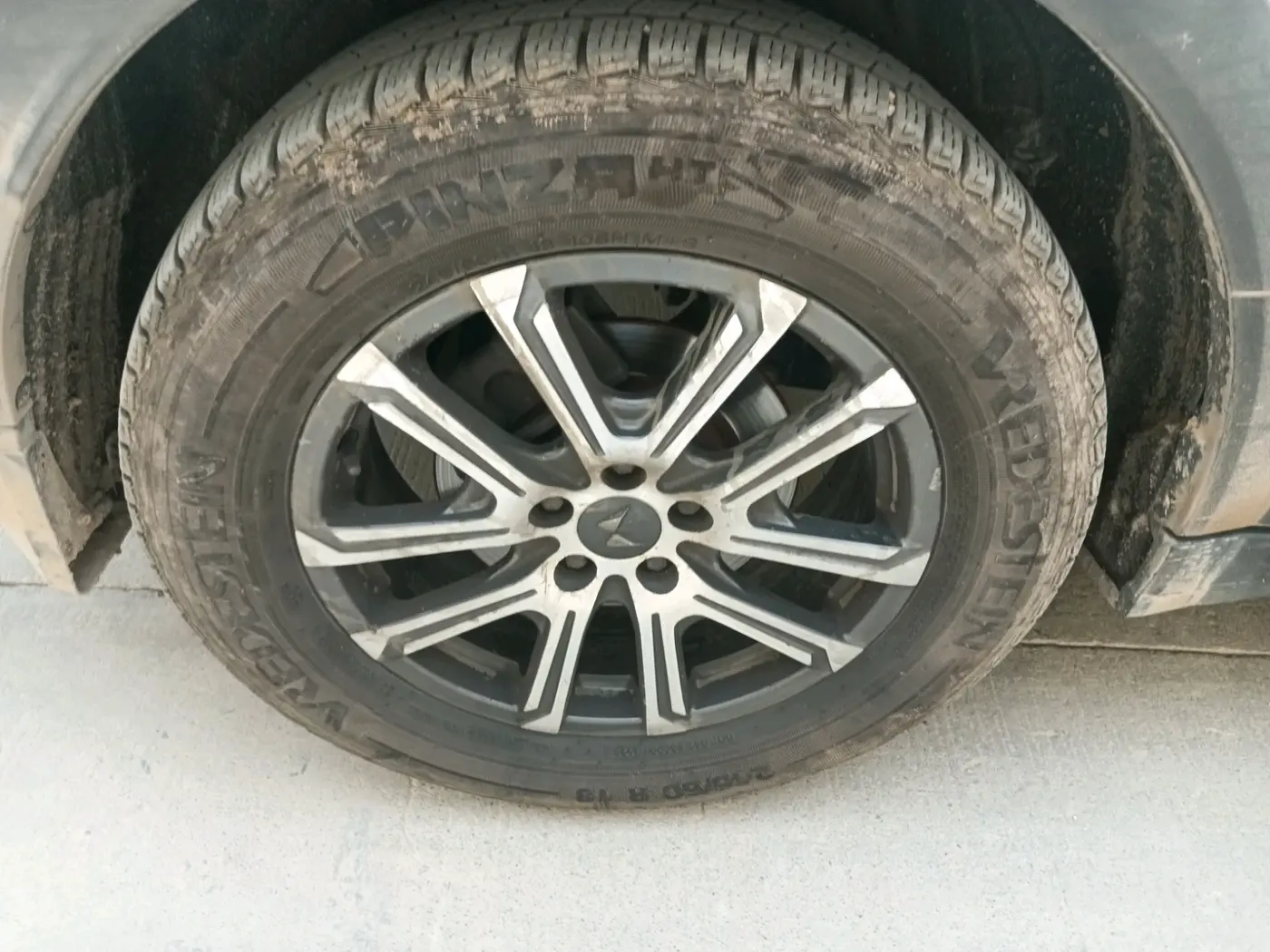 2022 Mahindra XUV700 AX 7 LUXURY D AT 7 STR, Diesel, Automatic, 1,34,500 km, tyre