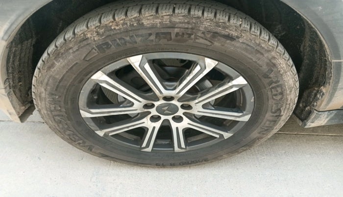 2022 Mahindra XUV700 AX 7 LUXURY D AT 7 STR, Diesel, Automatic, 1,33,174 km, tyre