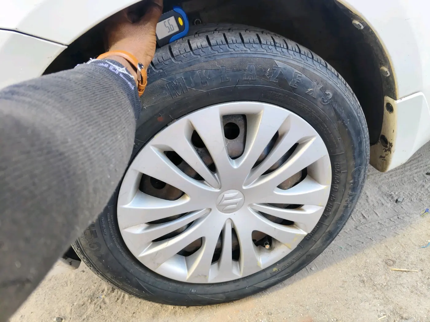 2015 Maruti Ertiga VXI, CNG, Manual, 1,02,109 km, tyre