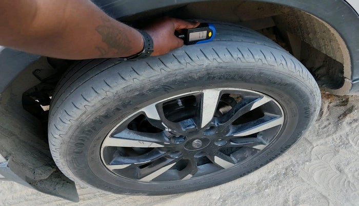 2018 Mahindra XUV500 W11, Diesel, Manual, 1,33,150 km, tyre