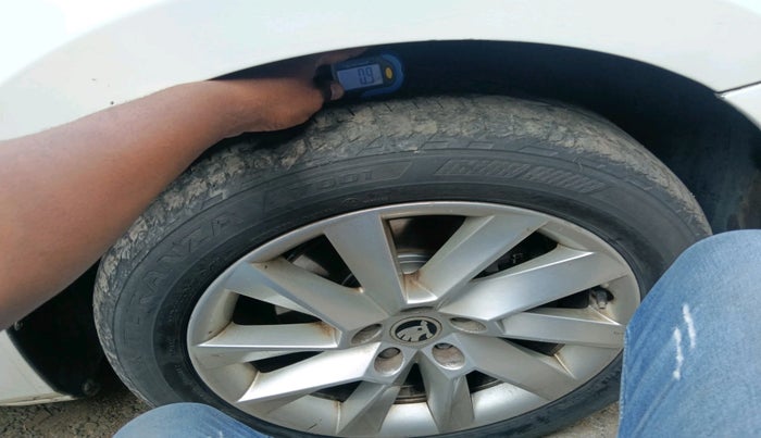 2016 Skoda Superb L&K 1.8 TSI AT, Petrol, Automatic, 73,428 km, tyre