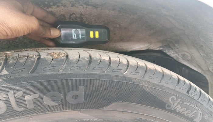 2023 Toyota Innova Crysta 2.4 GX 7STR, Diesel, Manual, 56,871 km, tyre