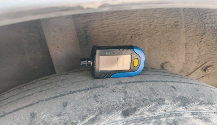 2011 Toyota Etios G, CNG, Manual, 1,17,667 km, tyre