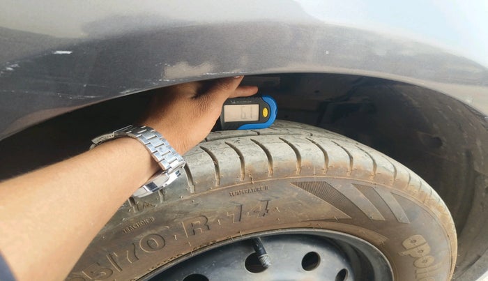 2016 Maruti Swift VXI, Petrol, Manual, 1,27,305 km, tyre