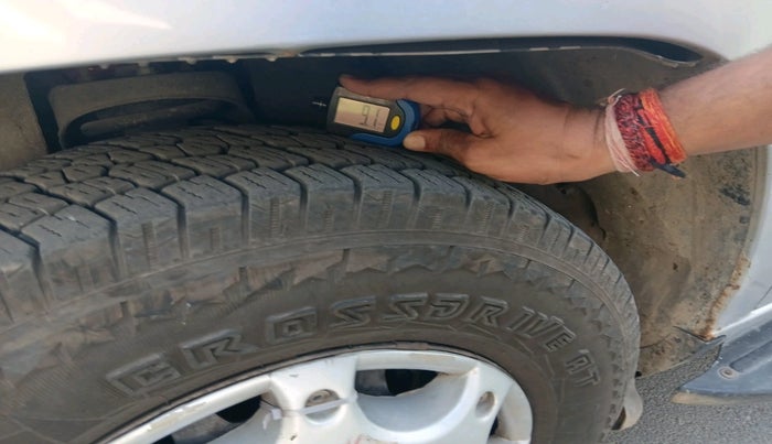 2017 Mahindra TUV300 T6 PLUS, Diesel, Manual, 1,98,818 km, tyre