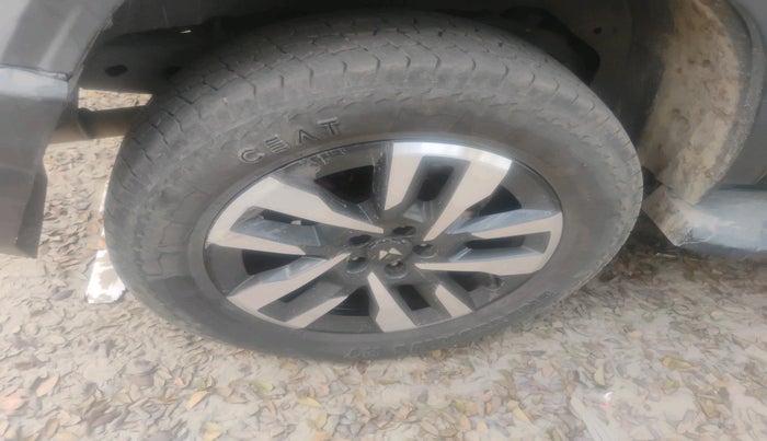 2024 Mahindra Thar Roxx AX7 L Diesel MT 4WD, Diesel, Manual, 42,040 km, tyre