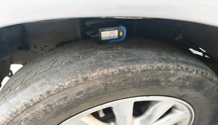 2012 Toyota Innova VX 2.5 7 STR, Diesel, Manual, 1,37,585 km, tyre