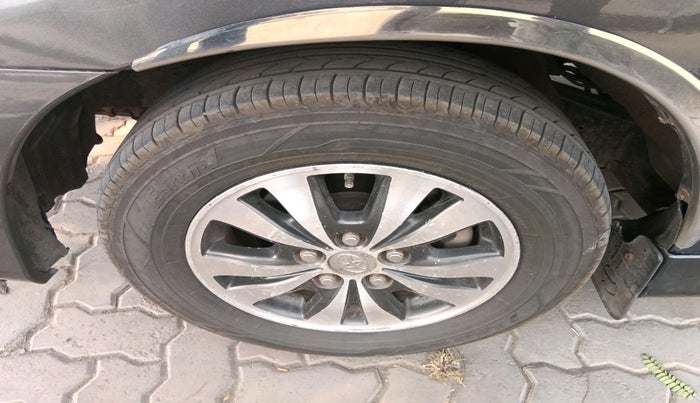 2015 Toyota Innova 2.5 ZX 7 STR, Diesel, Manual, 1,74,919 km, tyre