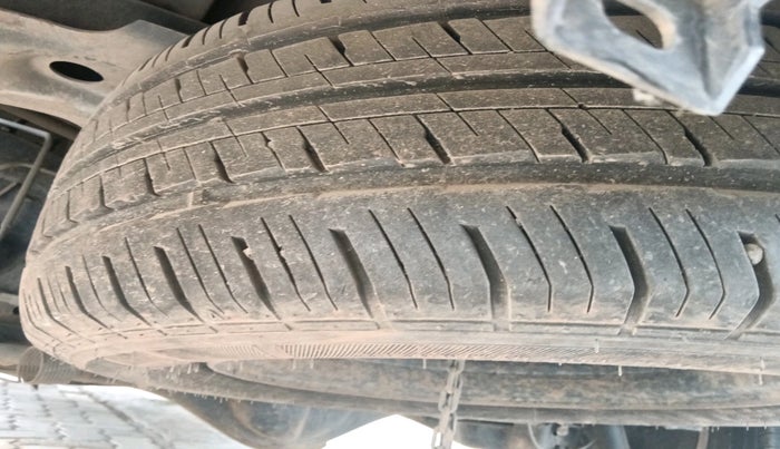 2015 Toyota Innova 2.5 ZX 7 STR, Diesel, Manual, 1,74,919 km, tyre