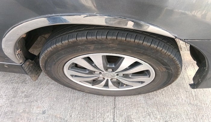 2015 Toyota Innova 2.5 ZX 7 STR, Diesel, Manual, 1,74,919 km, tyre