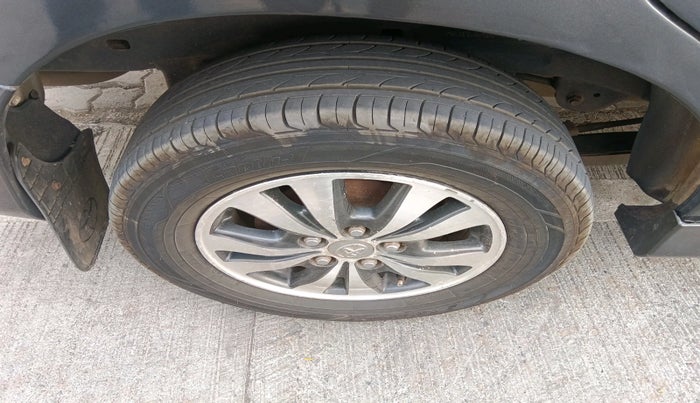 2015 Toyota Innova 2.5 ZX 7 STR, Diesel, Manual, 1,74,919 km, tyre