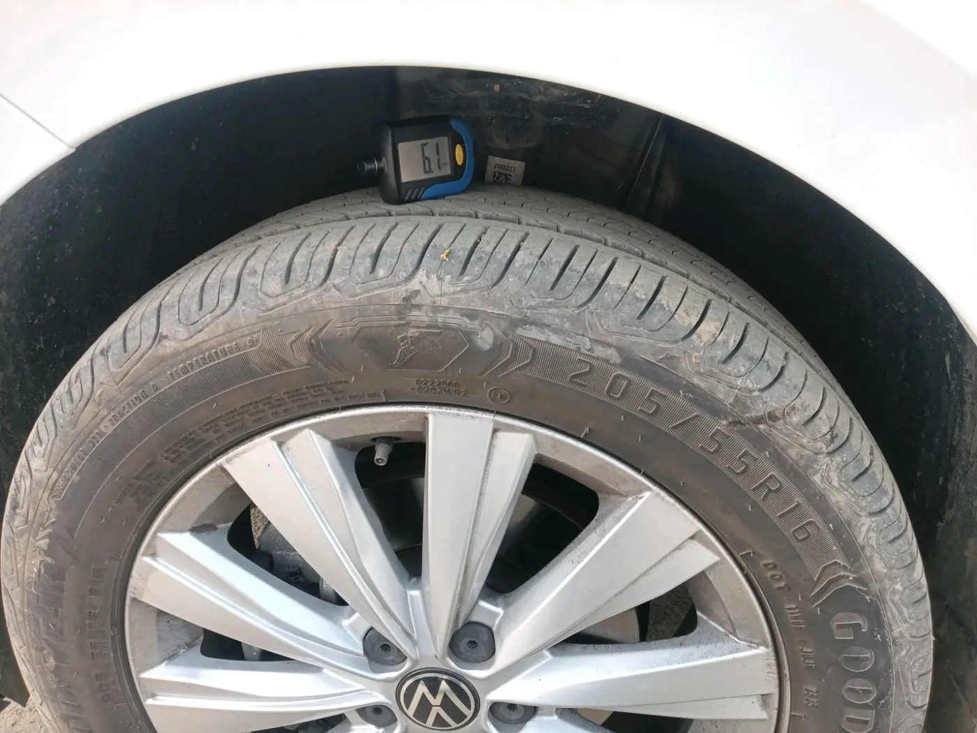 2025 Volkswagen VIRTUS HIGHLINE TSI 1.0 AT, Petrol, Automatic, 7,680 km, tyre