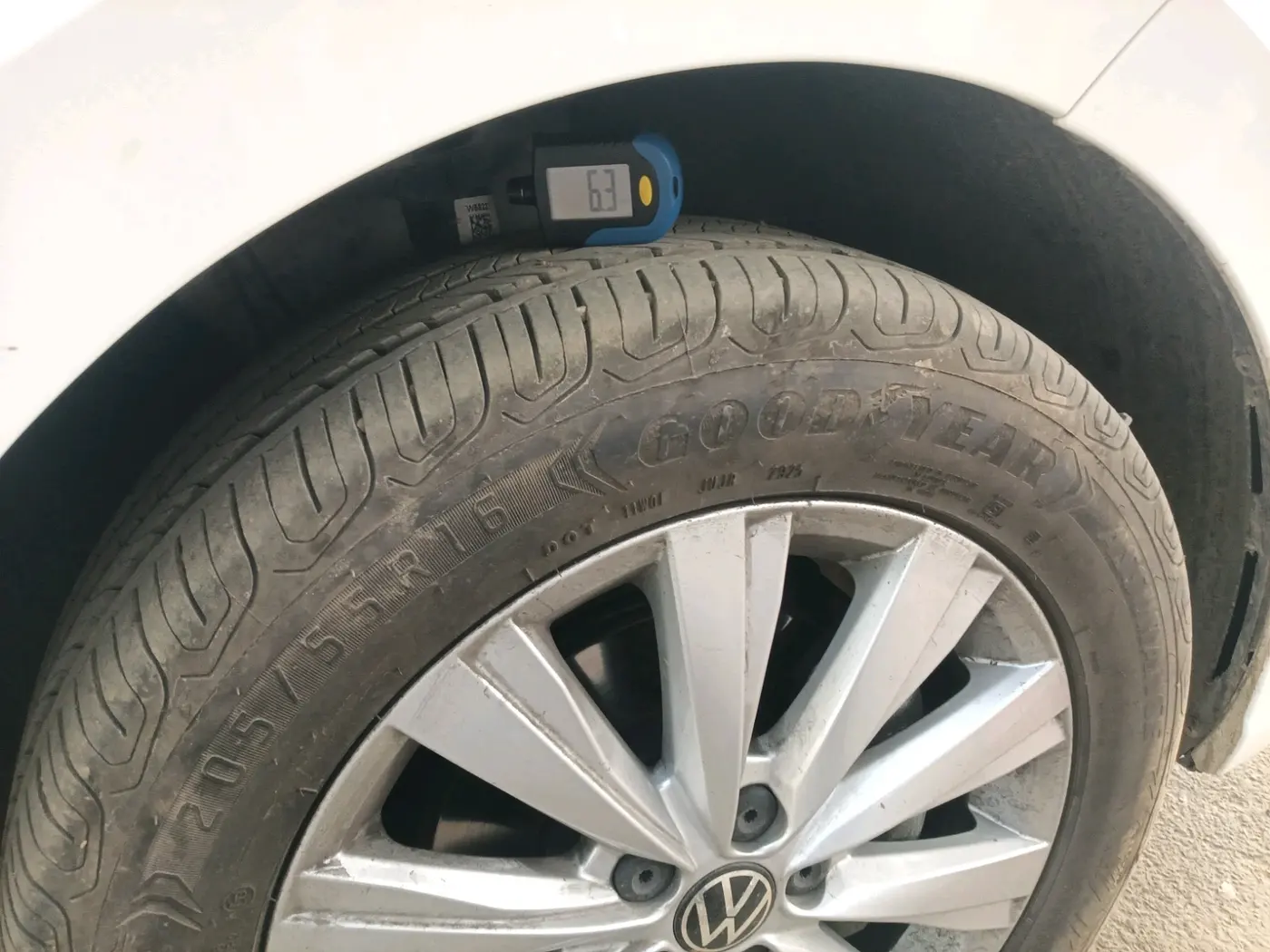 2025 Volkswagen VIRTUS HIGHLINE TSI 1.0 AT, Petrol, Automatic, 7,680 km, tyre