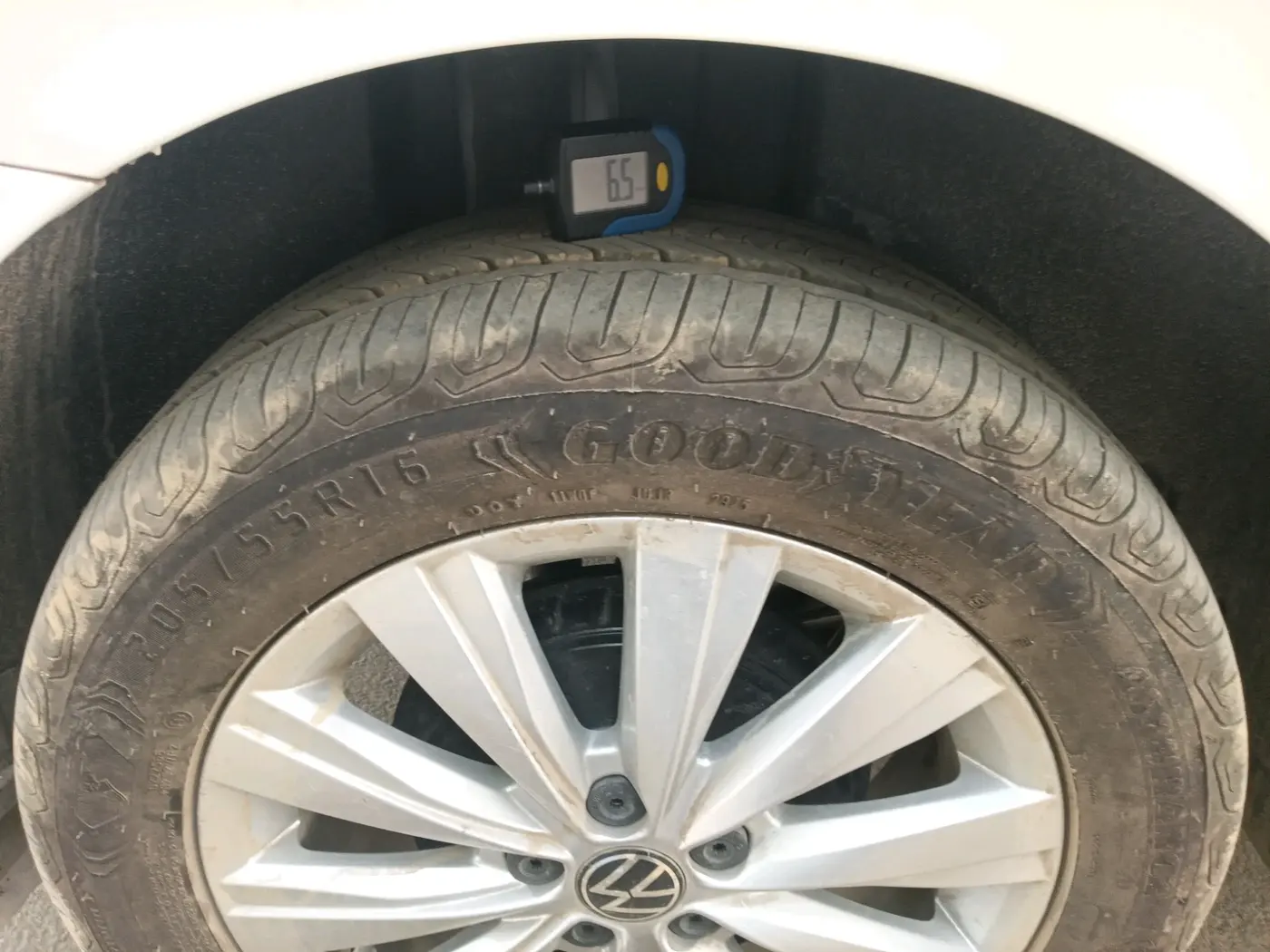 2025 Volkswagen VIRTUS HIGHLINE TSI 1.0 AT, Petrol, Automatic, 7,680 km, tyre