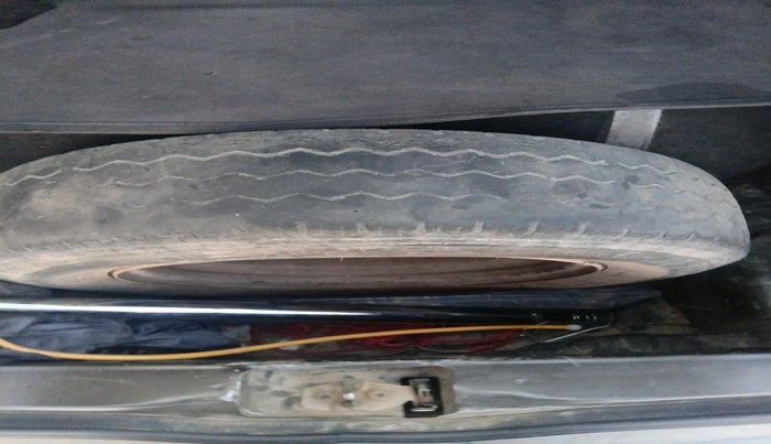 2016 Renault Kwid RXL, CNG, Manual, 83,080 km, tyre