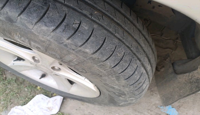 2014 Toyota Innova 2.5 GX 7 STR, Diesel, Manual, 1,59,882 km, tyre