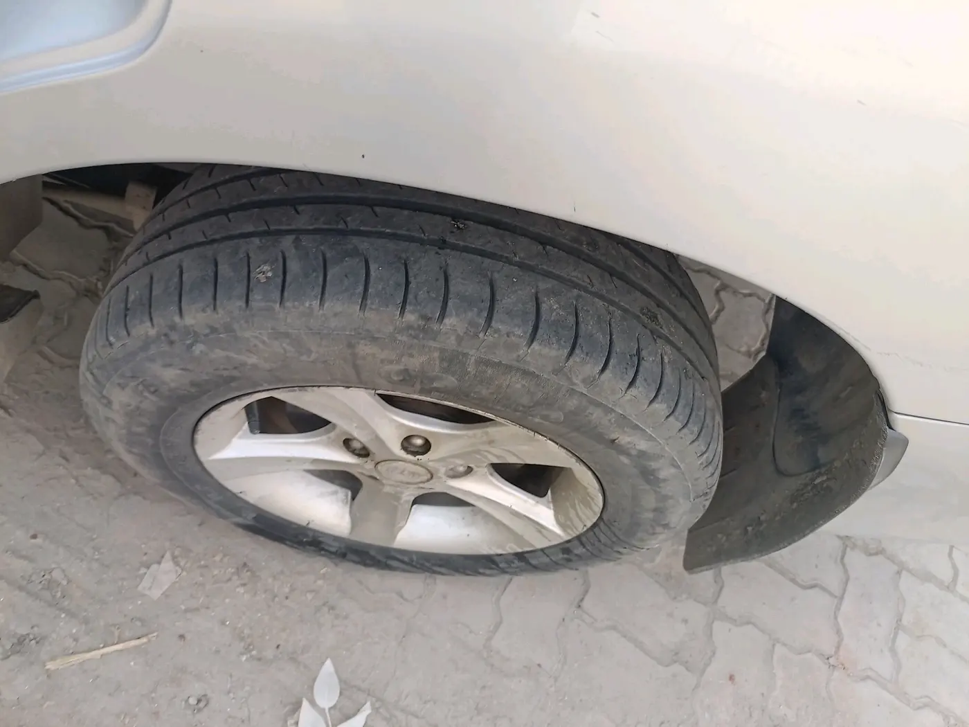 2014 Toyota Innova 2.5 GX 7 STR, Diesel, Manual, 1,59,882 km, tyre