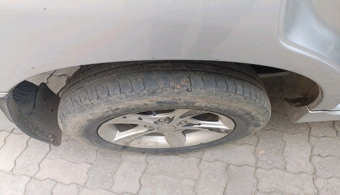 2014 Toyota Innova 2.5 GX 7 STR, Diesel, Manual, 1,59,882 km, tyre