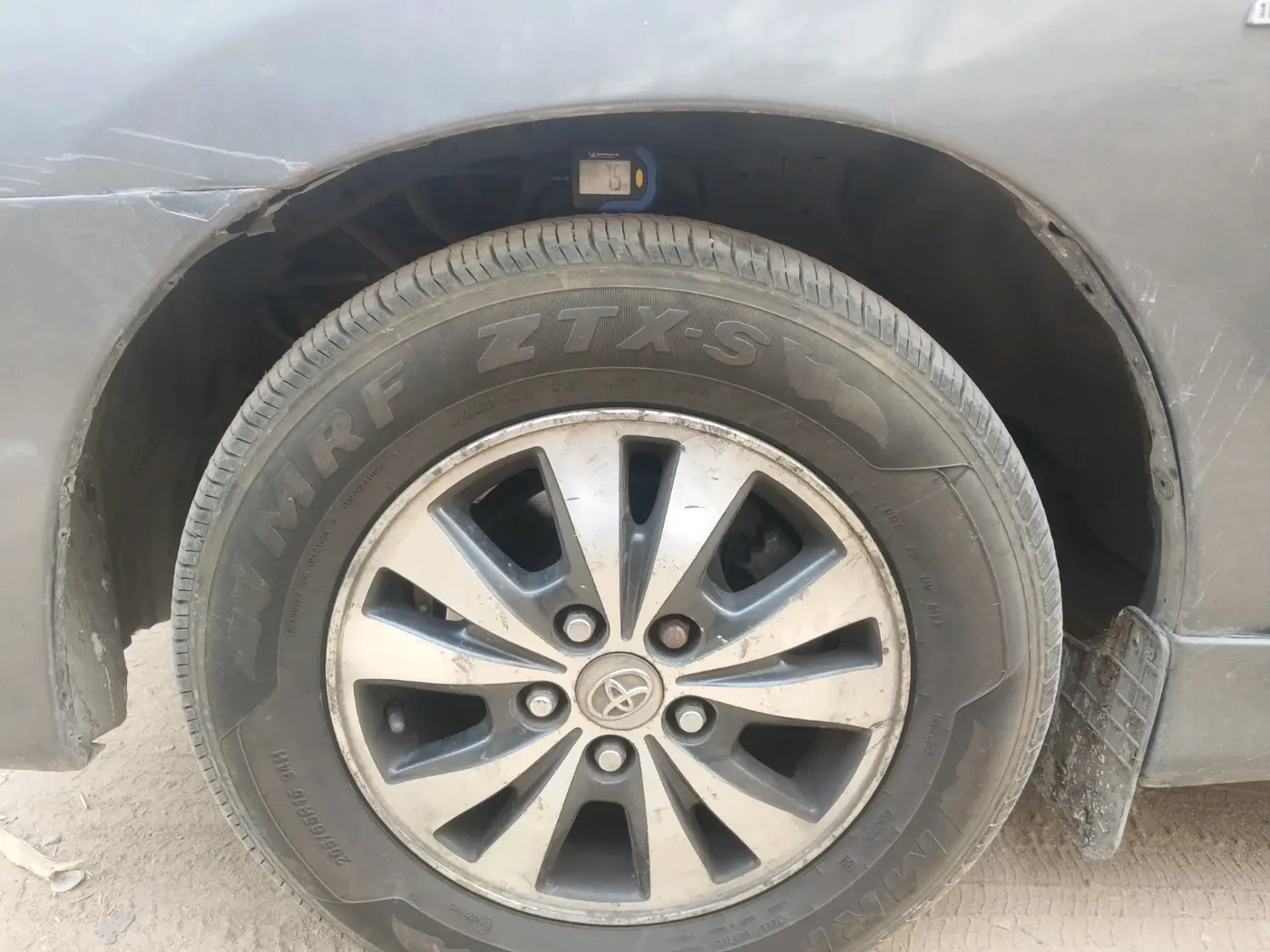2015 Toyota Innova 2.5 VX 7 STR, Diesel, Manual, 1,22,629 km, tyre
