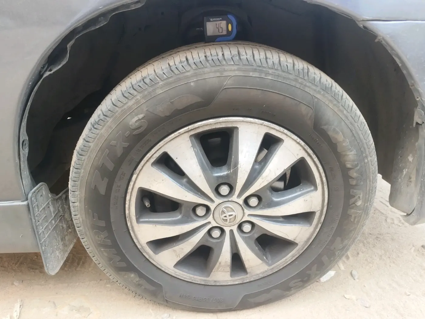 2015 Toyota Innova 2.5 VX 7 STR, Diesel, Manual, 1,22,629 km, tyre