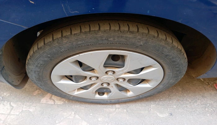 2015 Hyundai Xcent BASE 1.2, Petrol, Manual, 1,03,268 km, tyre