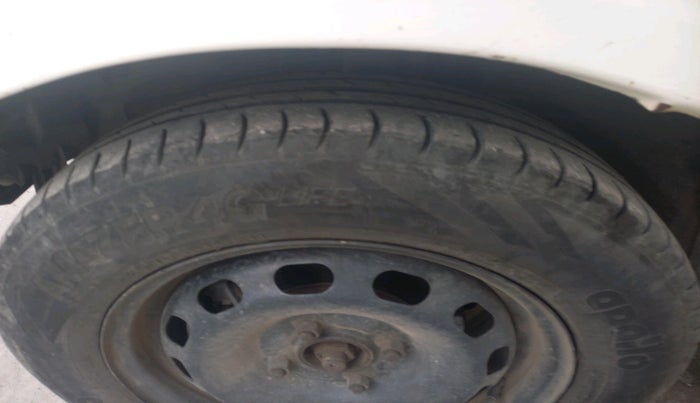 2011 Ford Figo ZXI 1.2 PETROL, Petrol, Manual, 1,29,731 km, tyre