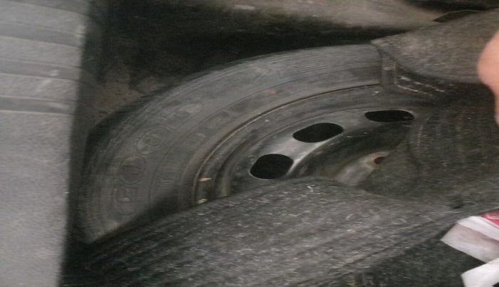 2011 Ford Figo ZXI 1.2 PETROL, Petrol, Manual, 1,29,731 km, tyre