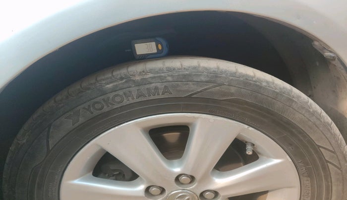 2012 Toyota Corolla Altis J PETROL, Petrol, Manual, 1,54,050 km, tyre