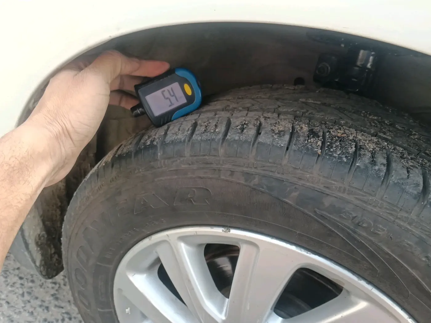 2016 Maruti Swift Dzire ZXI, CNG, Manual, 95,607 km, tyre