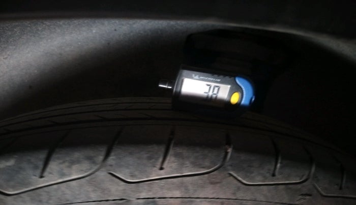 2016 Hyundai Creta SX PLUS 1.6 DIESEL, Diesel, Manual, 2,02,750 km, tyre