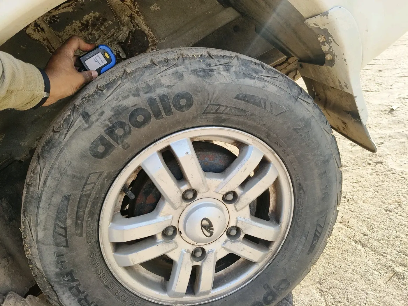 2013 Mahindra Scorpio VLX 2WD, Diesel, Manual, 1,64,037 km, tyre