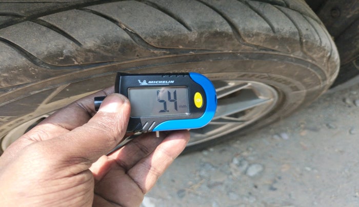 2016 Maruti Swift VXI, Petrol, Manual, 1,09,111 km, tyre