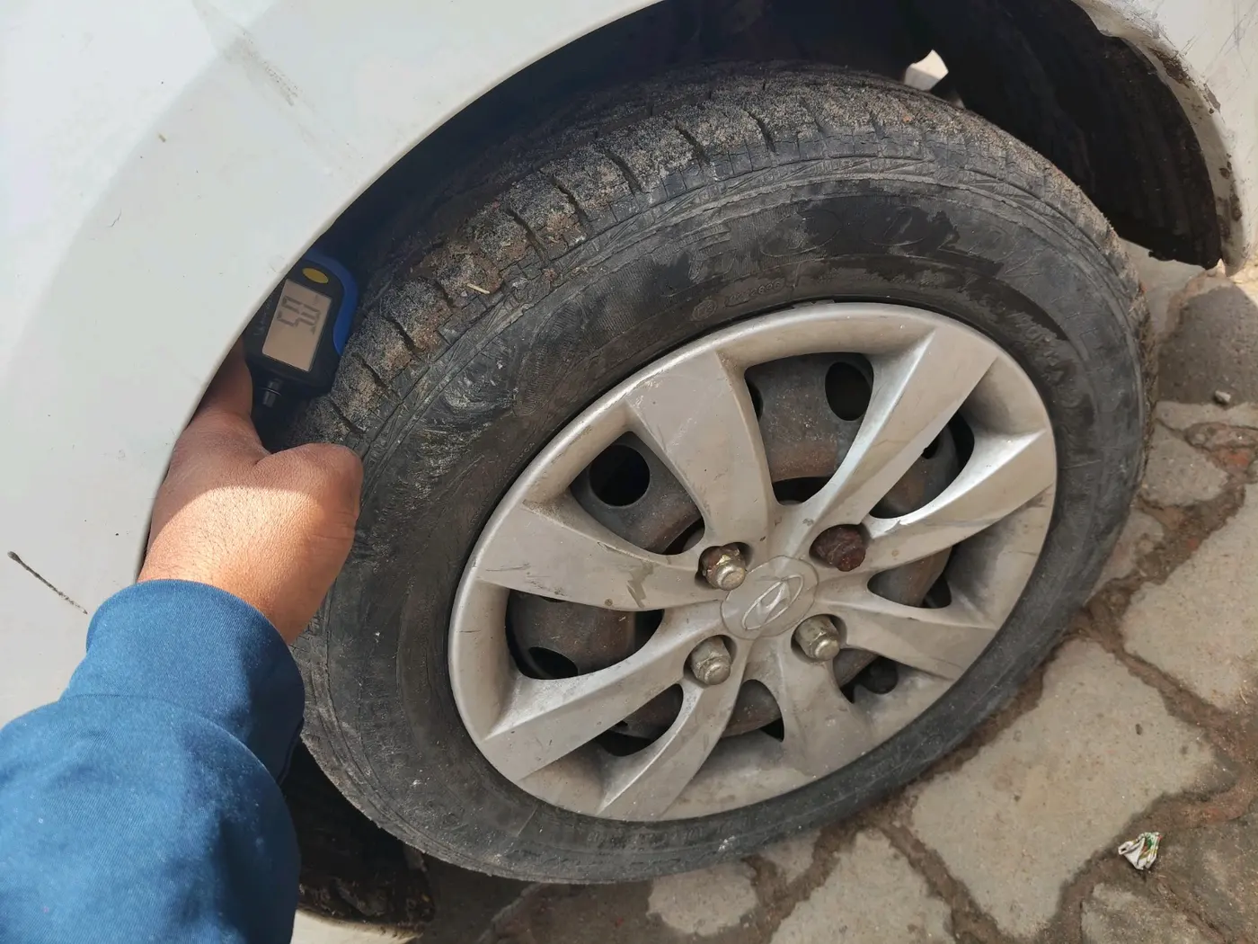 2013 Hyundai Eon MAGNA + LPG, Petrol, Manual, 29,460 km, tyre