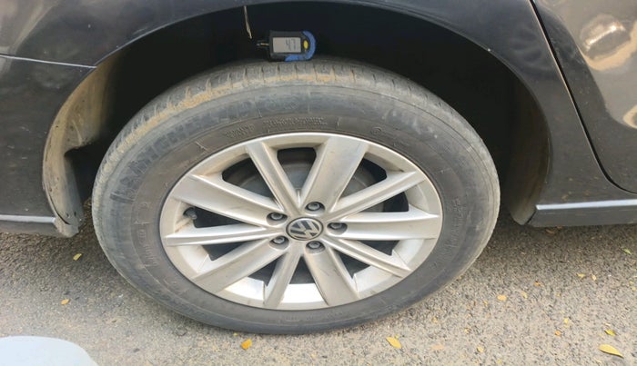 2016 Volkswagen Vento HIGHLINE PLUS 1.2 AT 16 ALLOY, Petrol, Automatic, 80,307 km, tyre