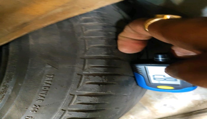 2011 Toyota Etios V, CNG, Manual, 1,60,256 km, tyre